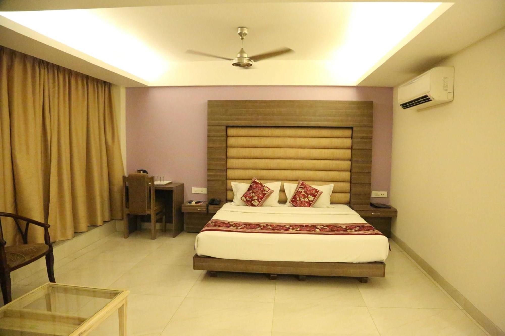 Palette Hotel Nisarga By Sunday Bhopal Eksteriør billede