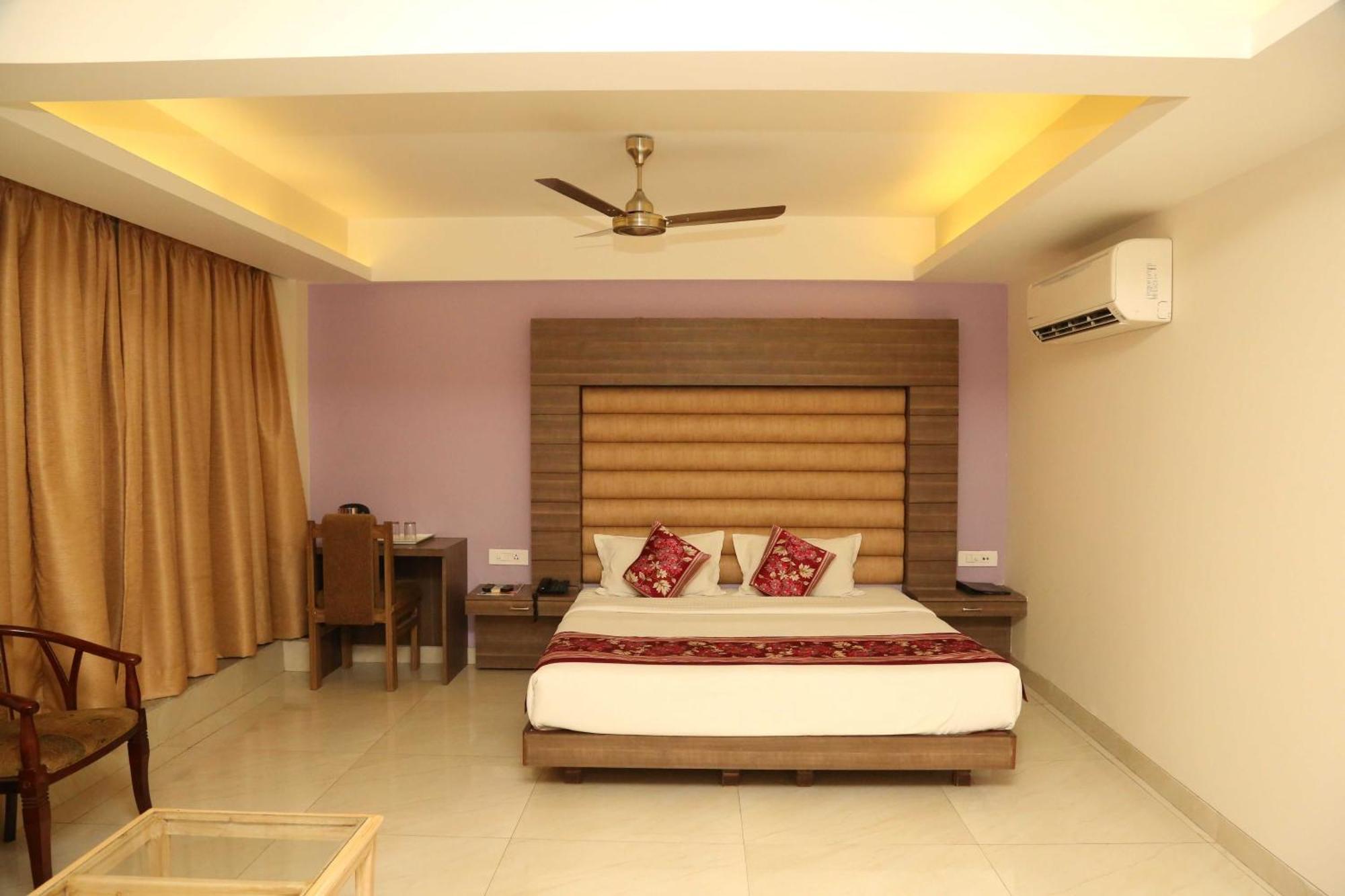 Palette Hotel Nisarga By Sunday Bhopal Eksteriør billede