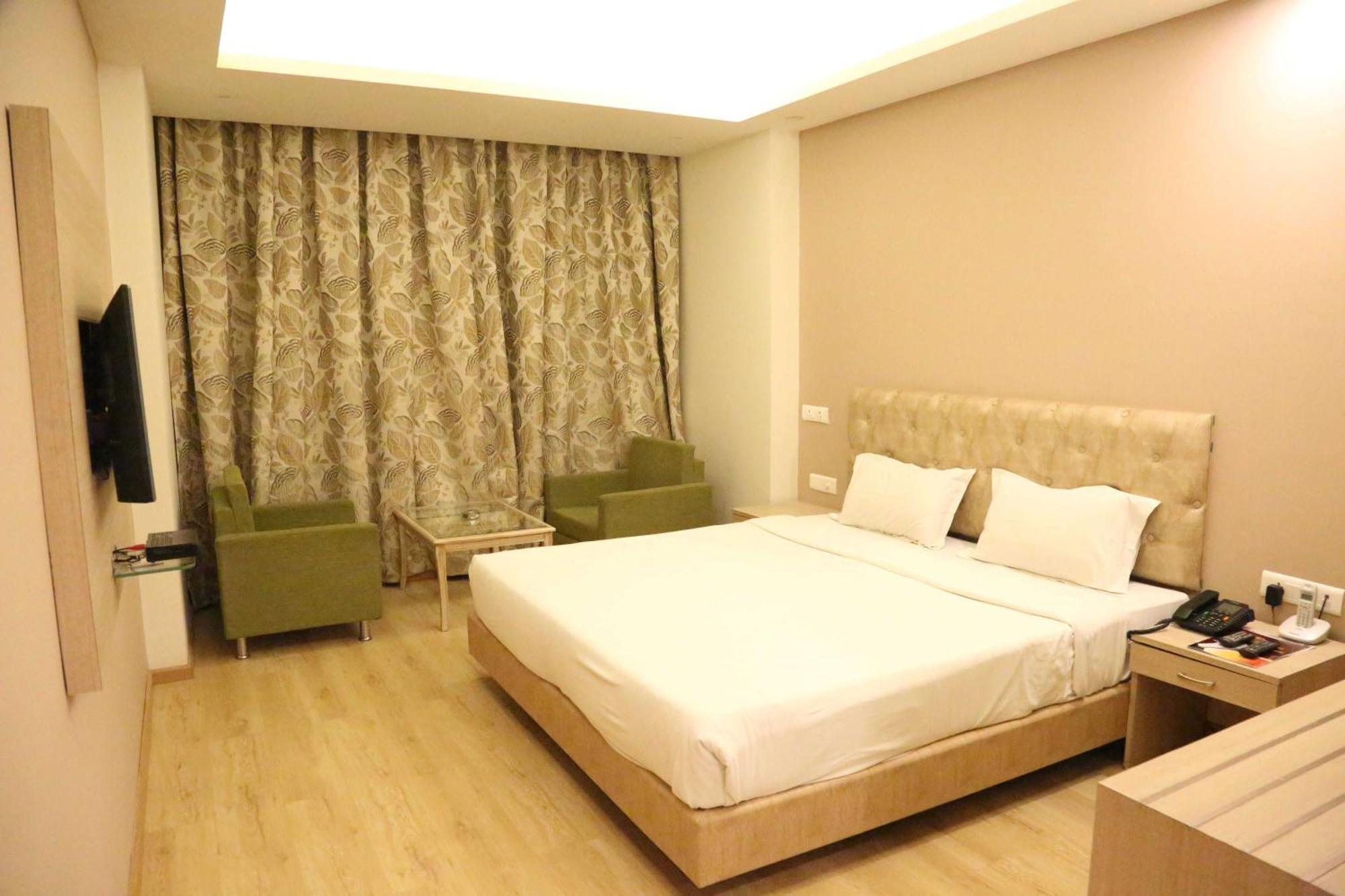 Palette Hotel Nisarga By Sunday Bhopal Eksteriør billede