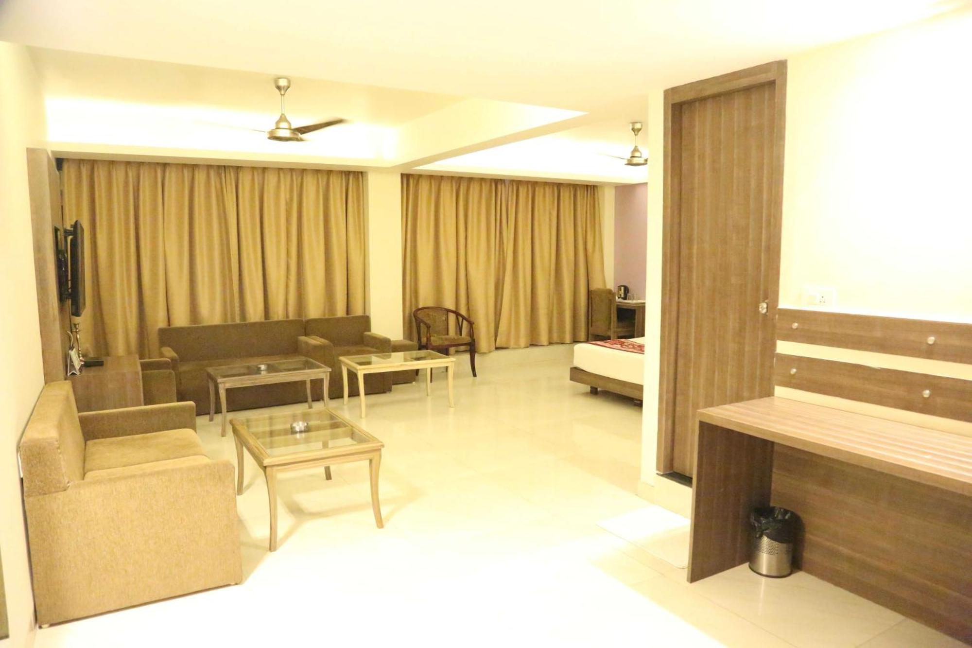 Palette Hotel Nisarga By Sunday Bhopal Eksteriør billede