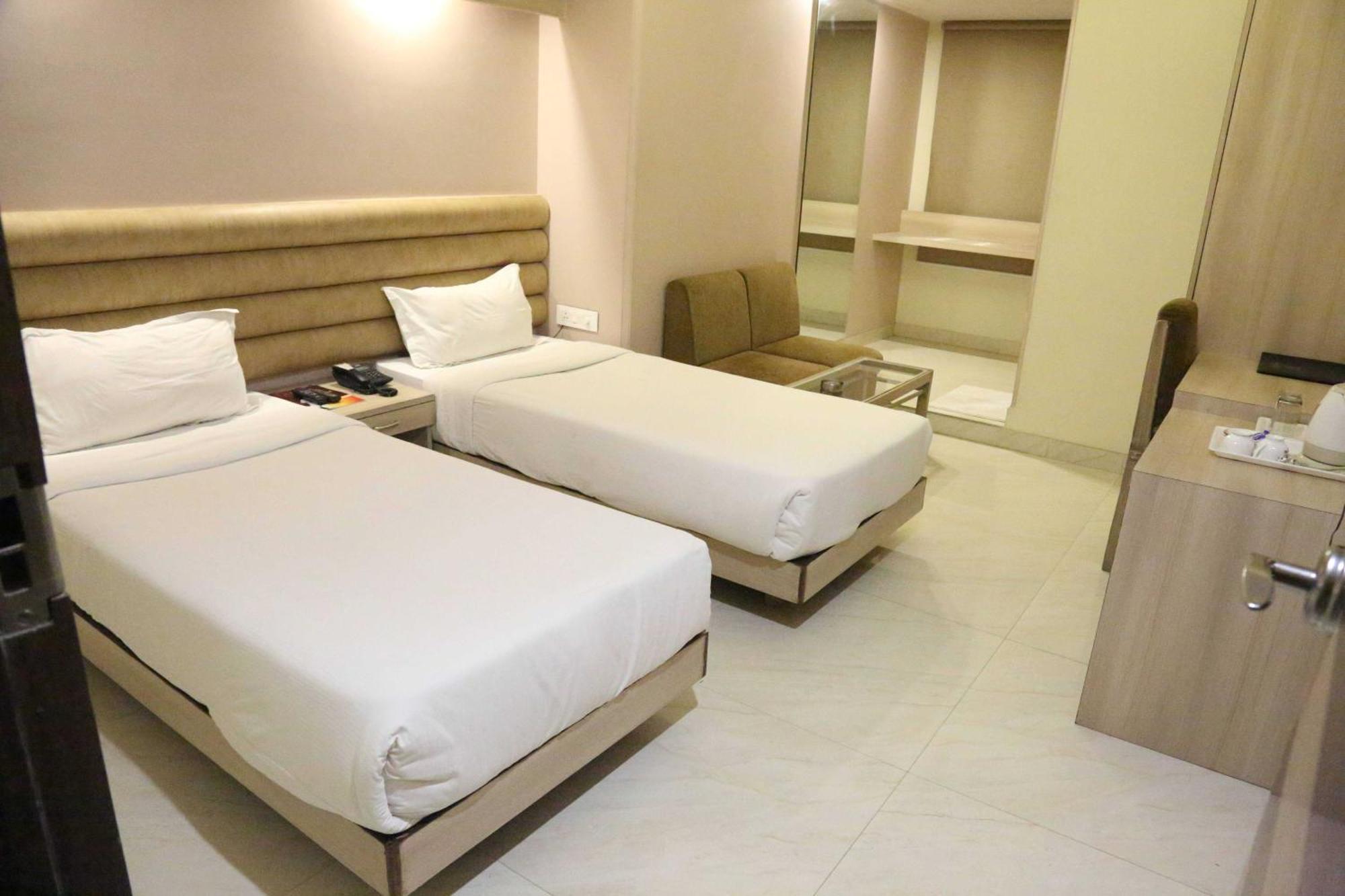 Palette Hotel Nisarga By Sunday Bhopal Eksteriør billede